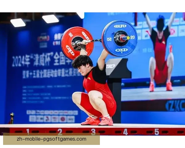 举重赛事：中国选手创历史记录夺冠