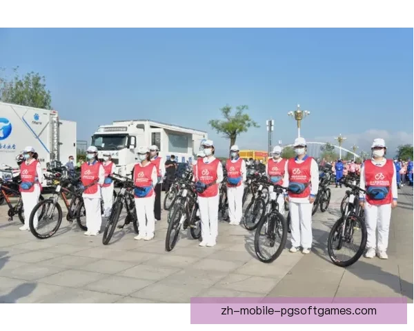 自行车比赛精彩绽放：速度风采赛道上，胜负交织激情飙升