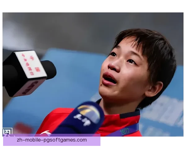 跳水杯赛：飞翔水下的优美舞者